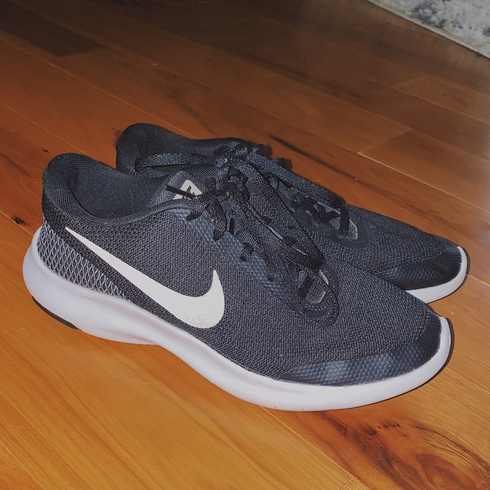 Nike Women’s Size 8 Tennis Shoe